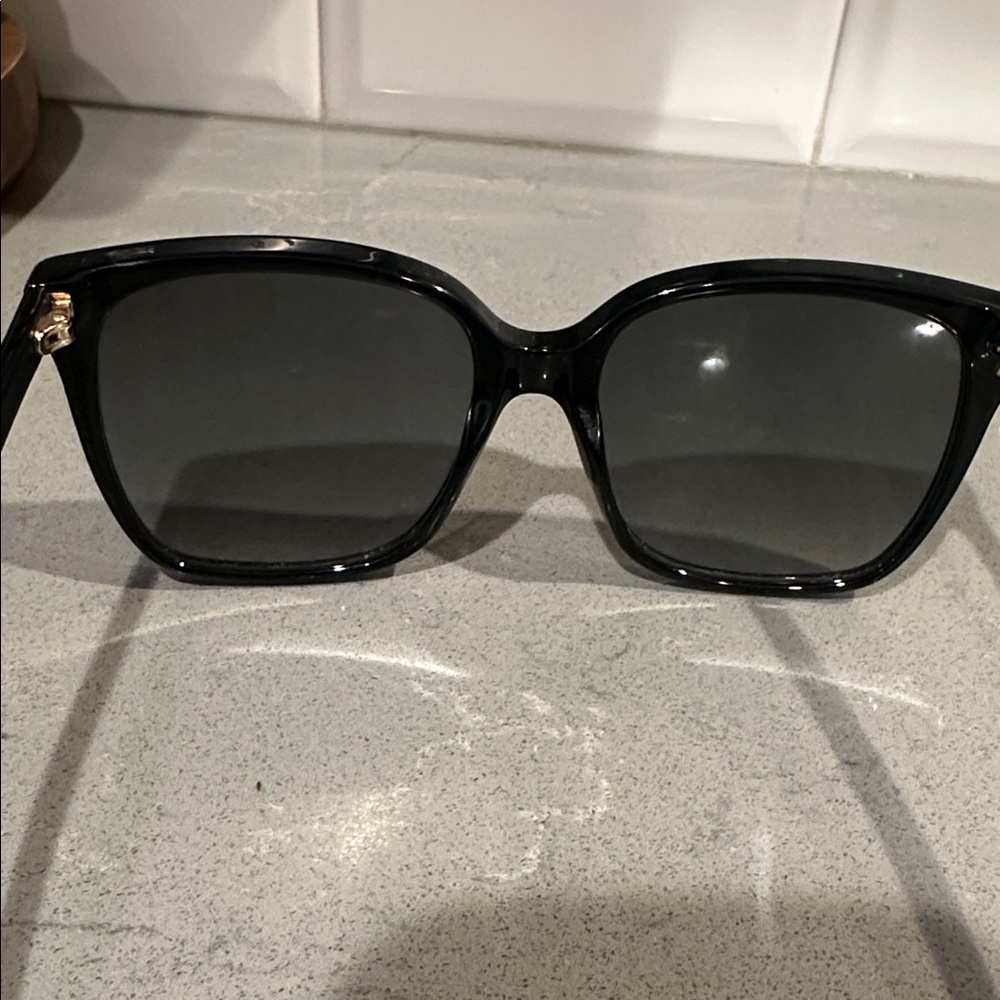 Woman’s Gucci Chic Black Sunglasses - Picture 4 of 8